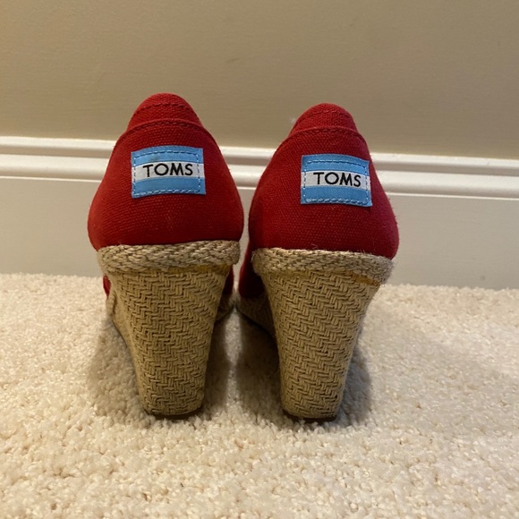 Red TOMS Wedges - Picture 5 of 6